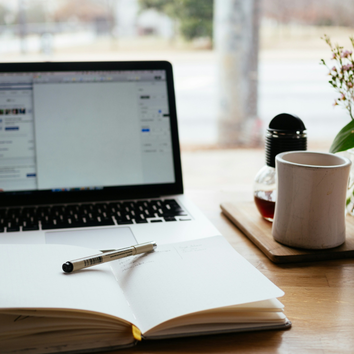 Content Bild mit Schreibbuch und Laptop