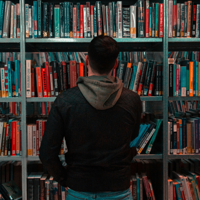 Person vor einem Bücherregal Fachwissen